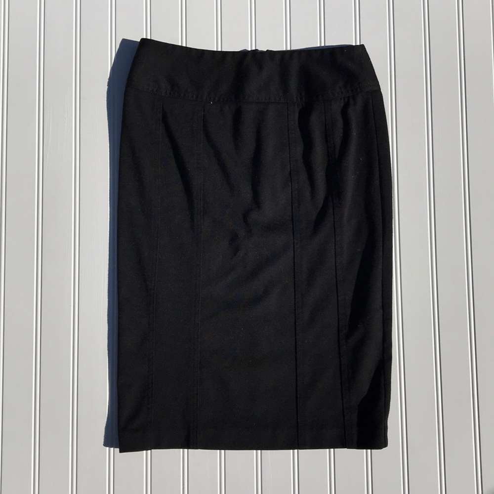 Straight black skirt with classy zipper